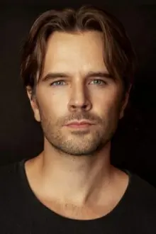 Graham Wardle como: Ty Borden