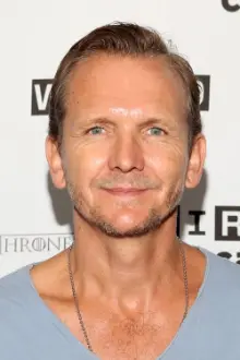 Sebastian Roché como: Narrator