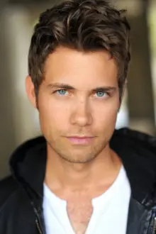 Drew Seeley como: Lloyd