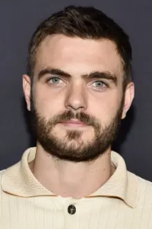 Alex Roe como: Holt Anthony