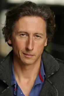 Nicholas Rowe como: Angus Grey