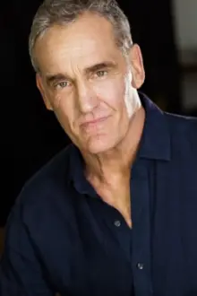 John Wesley Shipp como: George