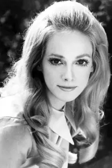 Sondra Locke como: Suzanne