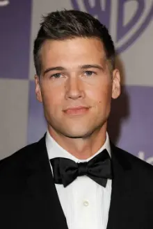 Nick Zano como: Luke Taylor