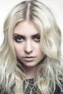 Taylor Momsen como: Ela mesma