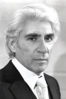 Frank Finlay como: Adolf Hitler