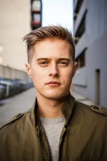 Lucas Grabeel como: Ele mesmo