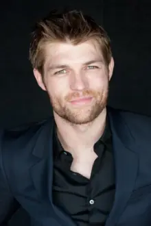 Liam McIntyre como: Jason Andrews