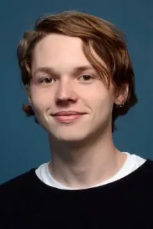 Jack Kilmer como: James