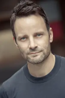 Ryan Robbins como: Simon Leigh