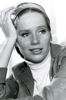 Liv Ullmann como: She