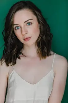 Kacey Rohl como: Michelle