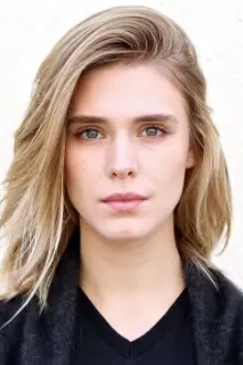 Gaia Weiss como: Hebe