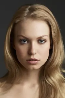 Penelope Mitchell como: Lauren