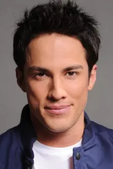 Michael Trevino como: Ryan Torres