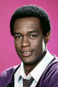 Kevin Peter Hall como: Predator / Helicopter Pilot