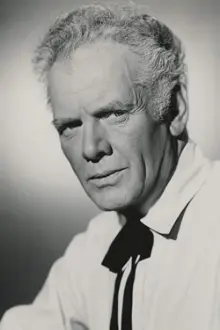 Charles Bickford como: Man (archive footage) (uncredited)