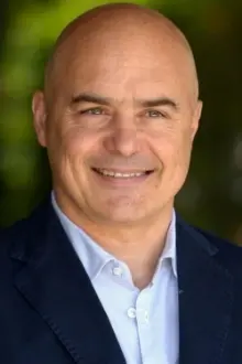 Luca Zingaretti como: Salvo Montalbano