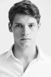 Billy Howle como: Hamlet