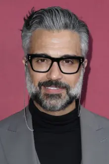 Jaime Camil como: Conductor