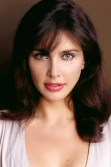 Lisa Ray como: Simran Bhargav