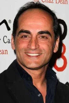 Navid Negahban como: Victor Daniels