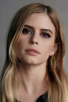 Carlson Young como: Tiffany Blake