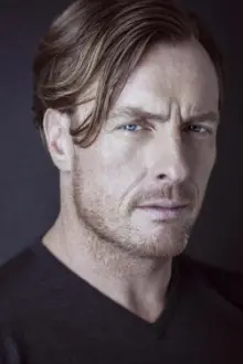 Toby Stephens como: The Pastor