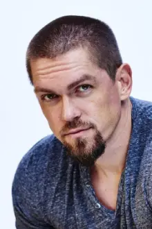 Steve Howey como: Kevin Ball