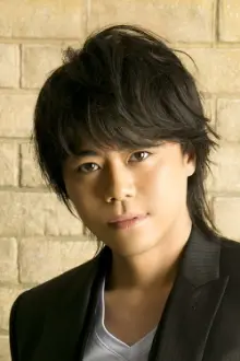 Daisuke Namikawa como: Leon Lewis (voice)