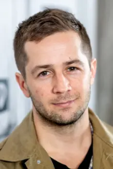 Michael Angarano como: Travis