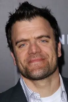 Kevin Weisman como: Roy