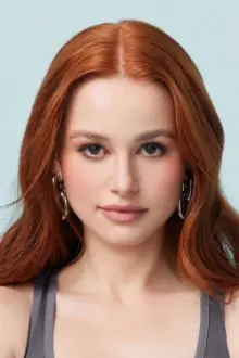 Madelaine Petsch como: Maya