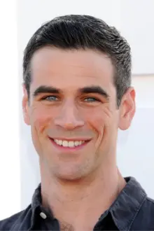 Eddie Cahill como: Mike Dolan