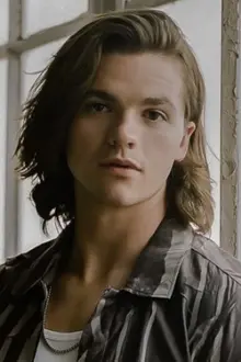 Joel Courtney como: Ryan 'Little'