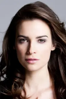 Camilla Arfwedson como: Sheriff Angela