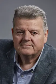 Robbie Coltrane como: Dr. Samuel Johnson/Self