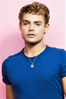 Garrett Clayton como: Brady Mannion