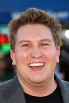 Nate Torrence como: Roman Cohen