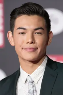 Ryan Potter como: Eric