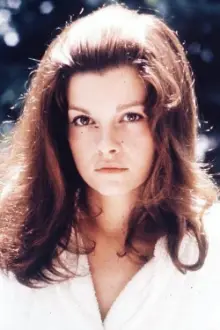 Geneviève Bujold como: Sœur Cécile (72 ans)