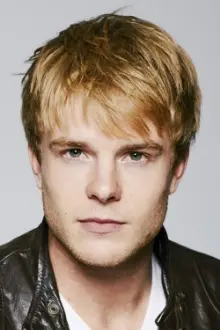 Graham Rogers como: Henry