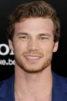 Derek Theler como: Riggins