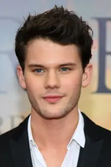 Jeremy Irvine como: Daniel Grigori