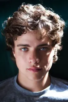 Douglas Smith como: Reilly Evans