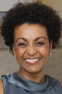 Adjoa Andoh como: The Woman