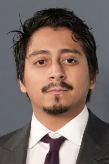 Tony Revolori como: Dev Greebling (voice)