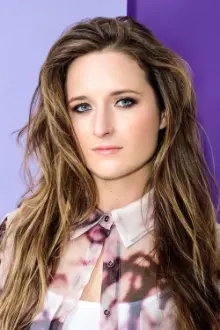 Grace Gummer como: Julie Gelineau