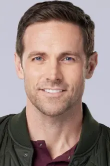 Dylan Bruce como: Joe