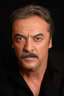 Mesut Akusta como: Yılmaz Tekin